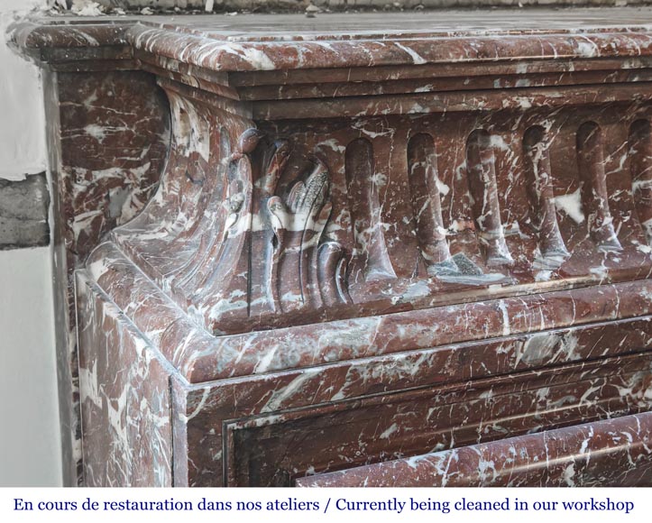 Cheminée de style Louis XIV à acrotère, en marbre de Rouge du Nord Cheminée de style Louis XIV à acrotère, en marbre de Rouge du Nord-3