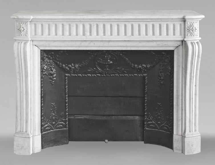 Cheminée galbé de style Louis XVI, à décor de cannelure, en marbre de Carrare Cheminée galbé de style Louis XVI, à décor de cannelure, en marbre de Carrare-0