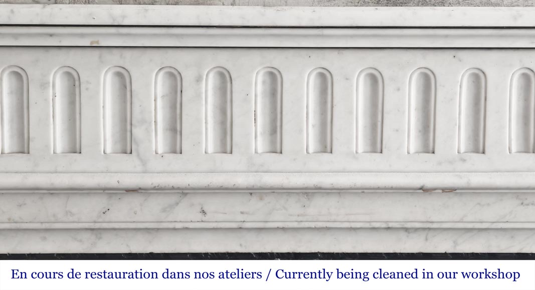 Cheminée galbé de style Louis XVI, à décor de cannelure, en marbre de Carrare Cheminée galbé de style Louis XVI, à décor de cannelure, en marbre de Carrare-1