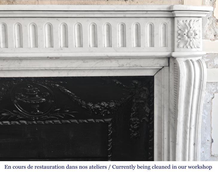 Cheminée galbé de style Louis XVI, à décor de cannelure, en marbre de Carrare Cheminée galbé de style Louis XVI, à décor de cannelure, en marbre de Carrare-6