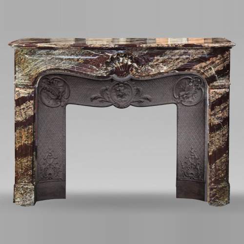 Cheminée de style Louis XV en marbre de Campan, décorée d'une coquille