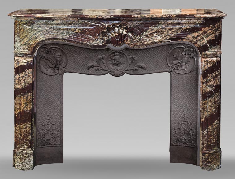 Cheminée de style Louis XV en marbre Campan, décorée d'une coquille Cheminée de style Louis XV en marbre Campan, décorée d'une coquille-0