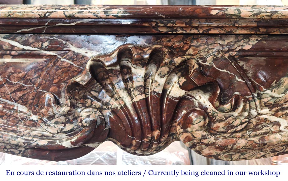 Cheminée de style Louis XV en marbre de Campan, décorée d'une coquille Cheminée de style Louis XV en marbre de Campan, décorée d'une coquille-1