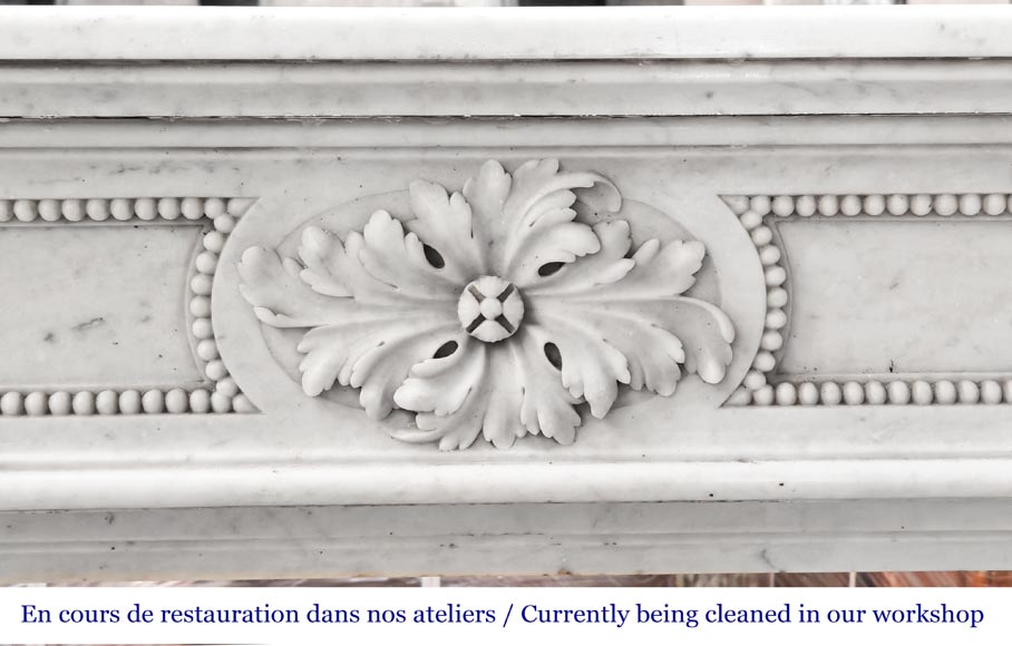 Cheminée de style Louis XVI à décor de perle, en marbre de Carrare-1