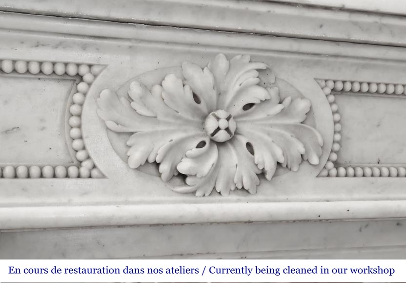 Cheminée de style Louis XVI à décor de perle, en marbre de Carrare-2