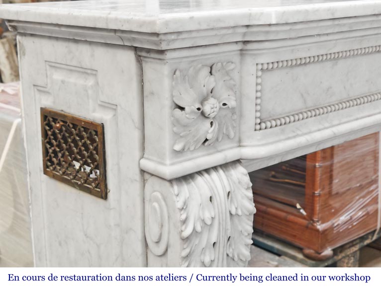 Cheminée de style Louis XVI à décor de perle, en marbre de Carrare-4