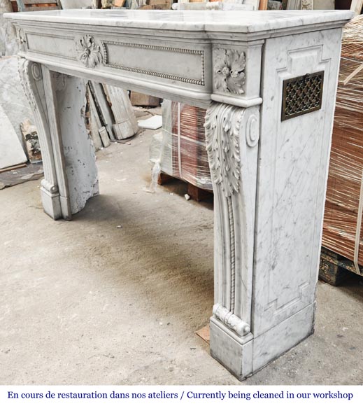 Cheminée de style Louis XVI à décor de perle, en marbre de Carrare-8