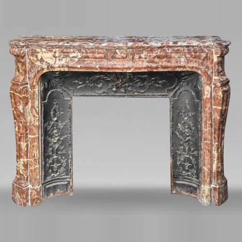 Cheminée de style Louis XV modèle Pompadour galbée, en marbre rouge du nord