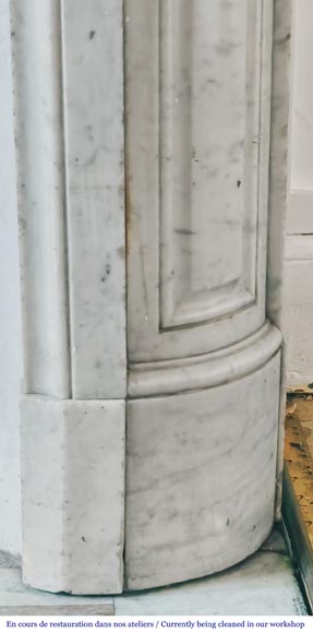 Cheminée de style Louis XVI en marbre de Carrare à coins arrondis-7