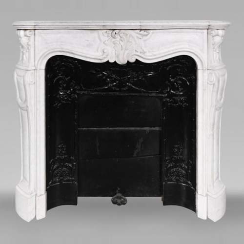 Cheminée de style Louis XV à la palmette asymétrique, en marbre de Cararre