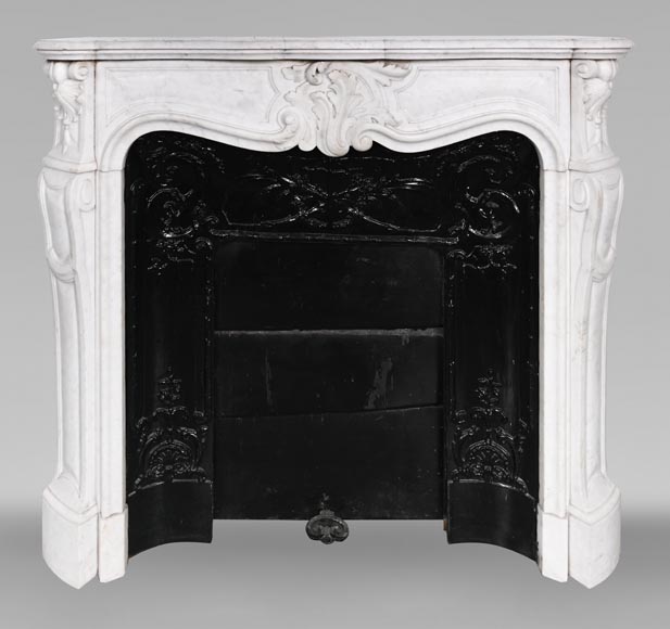 Cheminée de style Louis XV à la palmette asymétrique, en marbre de Cararre-0
