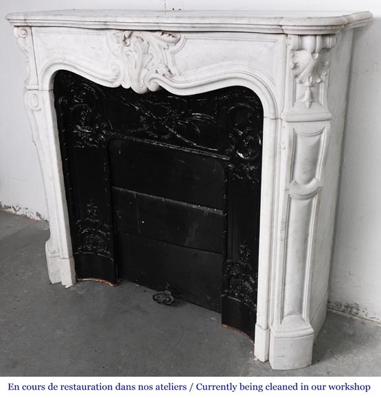 Cheminée de style Louis XV à la palmette asymétrique, en marbre de Cararre-8