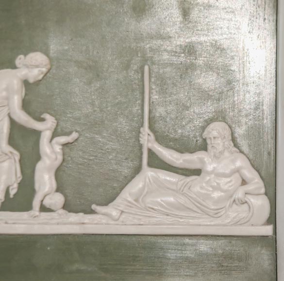 Cheminée de style Victorien à demi colonne ionique, à décor de médaillon de Wedgwood, en marbre statuaire-3