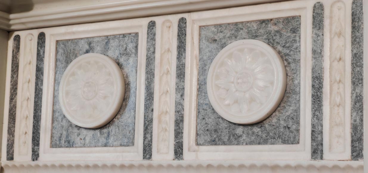 Cheminée de style Victorien à demi colonne ionique, à décor de médaillon de Wedgwood, en marbre statuaire-4