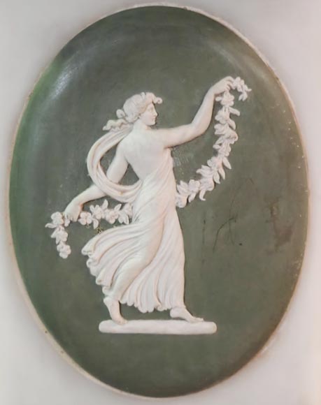 Cheminée de style Victorien à demi colonne ionique, à décor de médaillon de Wedgwood, en marbre statuaire-8