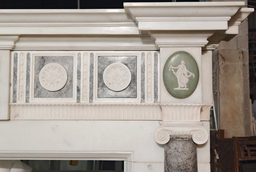 Cheminée de style Victorien à demi colonne ionique, à décor de médaillon de Wedgwood, en marbre statuaire-12
