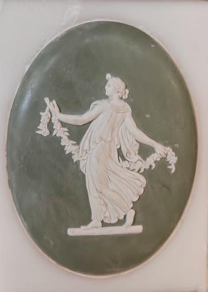 Cheminée de style Victorien à demi colonne ionique, à décor de médaillon de Wedgwood, en marbre statuaire-13