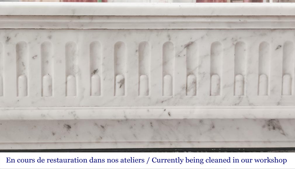 Cheminée de style Louis XVI en marbre de Carrare, au bandeau cannelé-1