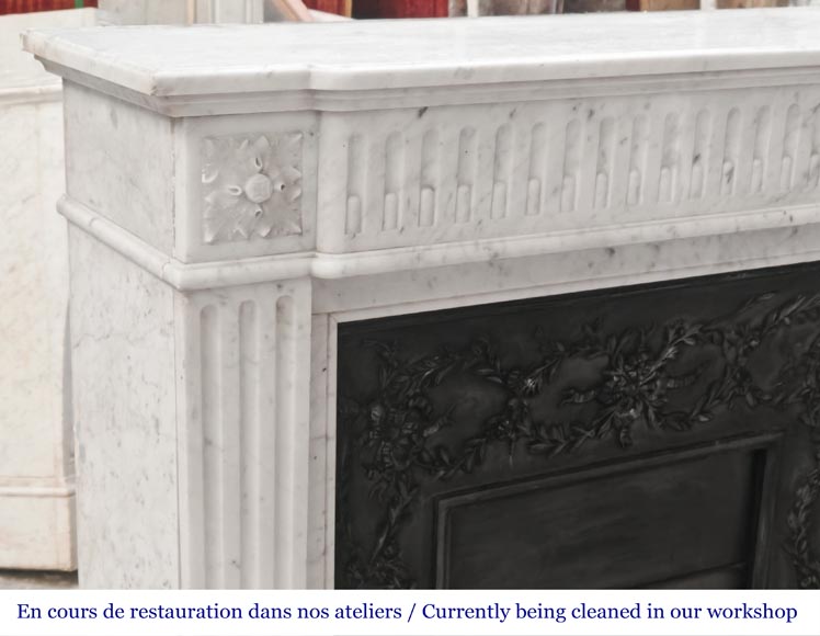 Cheminée de style Louis XVI en marbre de Carrare, au bandeau cannelé-3