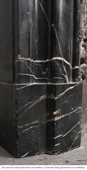 Cheminée de style Louis XIV en marbre noir Marquina-4