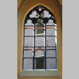 Fenêtre de style néo-gothique en pierre de Soignies
