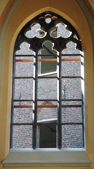 Fenêtre de style néo-gothique en pierre de Soignies-0