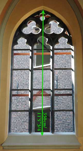 Fenêtre de style néo-gothique en pierre de Soignies-2