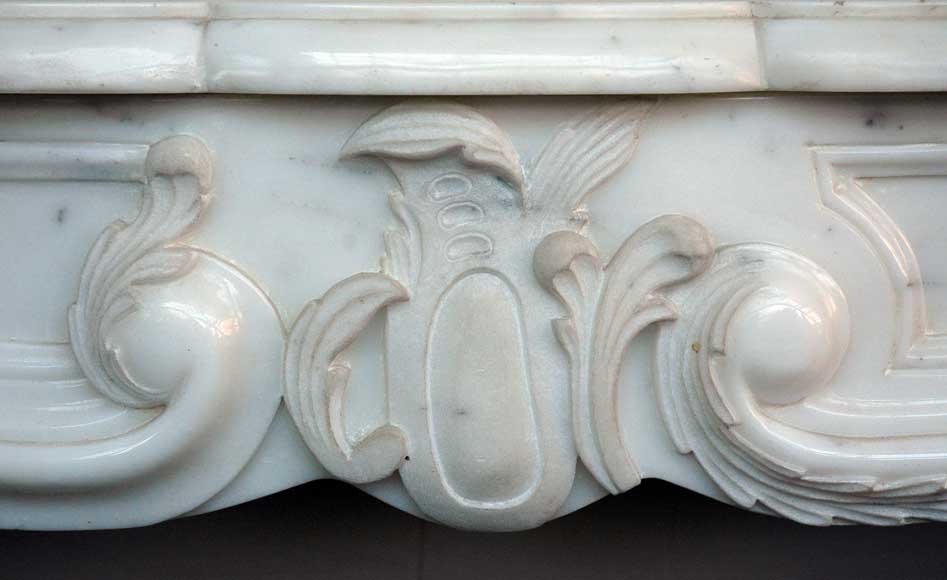 Cheminée en marbre demi-statuaire, fabrication 1960-1