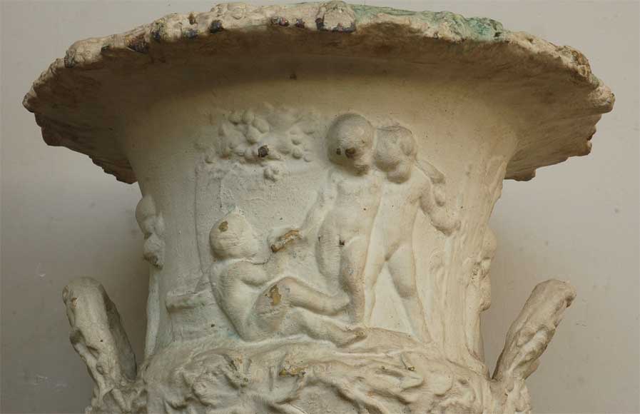 Paire de vases en plomb aux putti du XIXè siècle-8