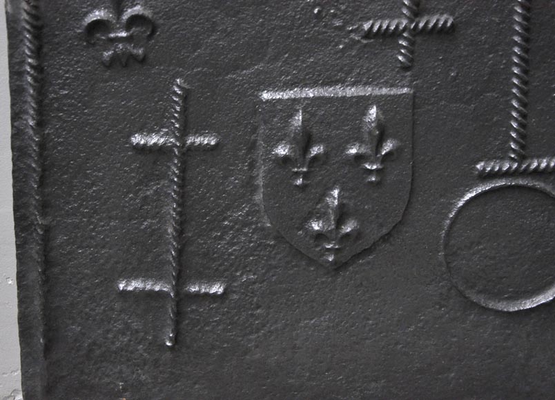Plaque de cheminée Gothique en fonte à croix, fleurs de lys
