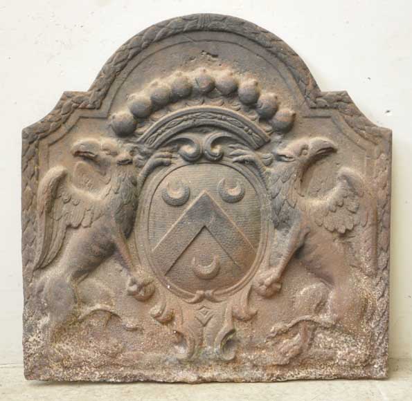 Plaque de cheminée ancienne aux armes de la famille Gaullier de la Selle-0