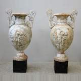 Paire de vases anciens en fonte à décor de putti