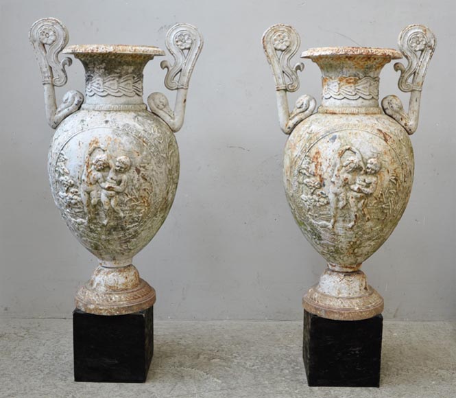 Paire de vases anciens en fonte à décor de putti-0