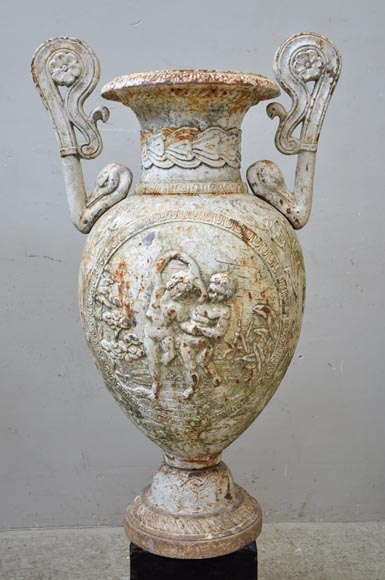 Paire de vases anciens en fonte à décor de putti-1
