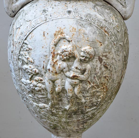 Paire de vases anciens en fonte à décor de putti-3