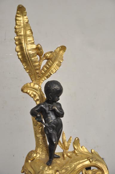 Barre de chenets ancienne en bronze à deux patines aux enfants africains-2