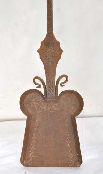 Accessoires de cheminées anciens : pince et pelle à décor géométrique-1