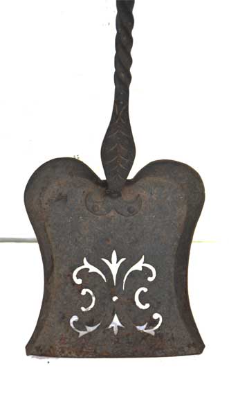 Accessoires de cheminées anciens : pince et pelle à décor ajourée-1