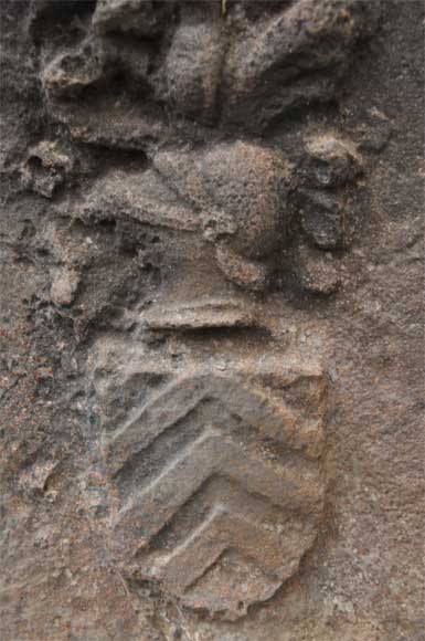 Plaque de cheminée ancienne aux armes de chevaliers-7