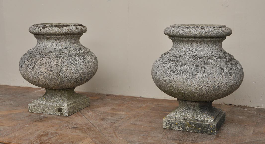 Ancienne paire de vases de jardin en granite-1