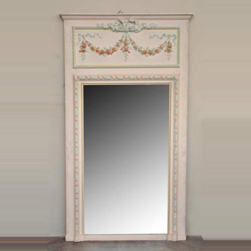 Trumeau ancien de style Louis XVI à décor de stuc polychrome représentant des guirlandes de fleurs