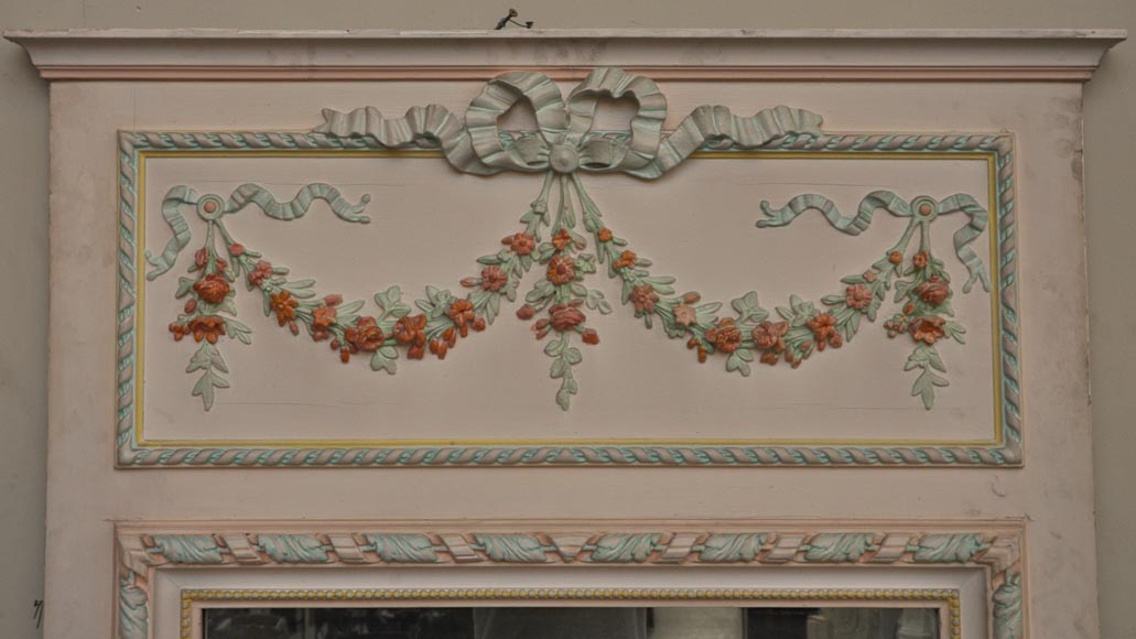Trumeau ancien de style Louis XVI à décor de stuc polychrome représentant des guirlandes de fleurs-1